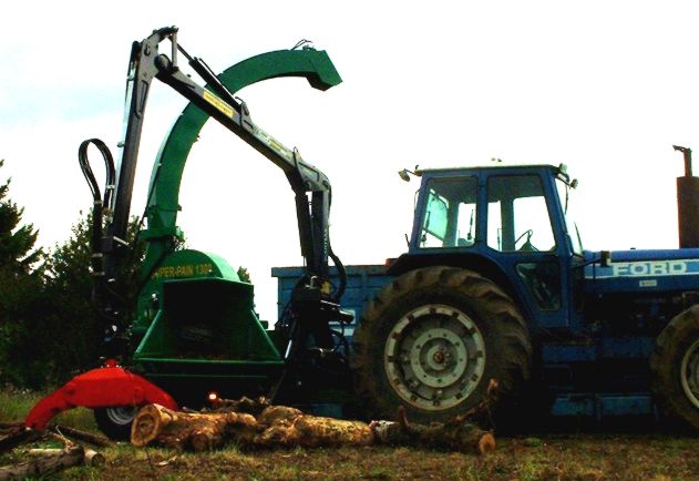 SUPER-PAIN 1300 chipper on tractor, with hydraulic bough-dragger.