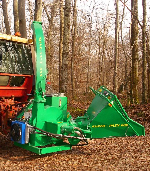SUPER-PAIN 600 chipper on tractor, with hydraulic bough-dragger
