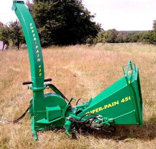 SUPER-PAIN 450 chipper on tractor with hydraulic bough-draggers