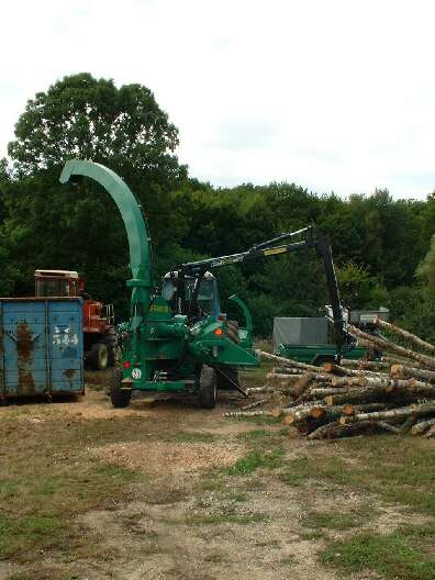 SUPER-PAIN 1300 chipper on tractor, with hydraulic bough-dragger. Rear view.