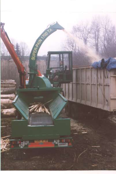 Autonomous SUPER-PAIN 1700 chipper on road trailer, with feeding table. Rear view.