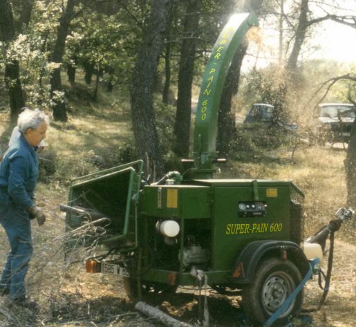 Autonomous SUPER-PAIN 600 chipper with bough-dragger on trailer