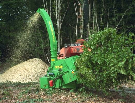 SUPER-PAIN 900 chipper on tractor, with hydraulic bough-dragger.