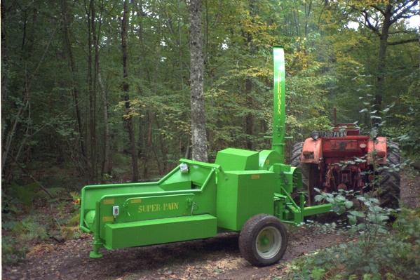 Broyeur-déchiqueteur SUPER-PAIN 900 autonome sur remorque agricole, avec table d'alimentation