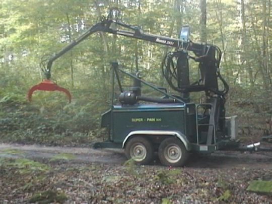 Autonomous SUPER-PAIN 900 chipper on road trailer.