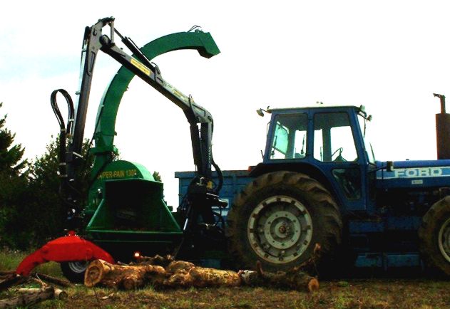 Broyeur déchiqueteur SUPER-PAIN 1300 sur prise de force sur remorque avec entraîneurs hydrauliques et avec grue