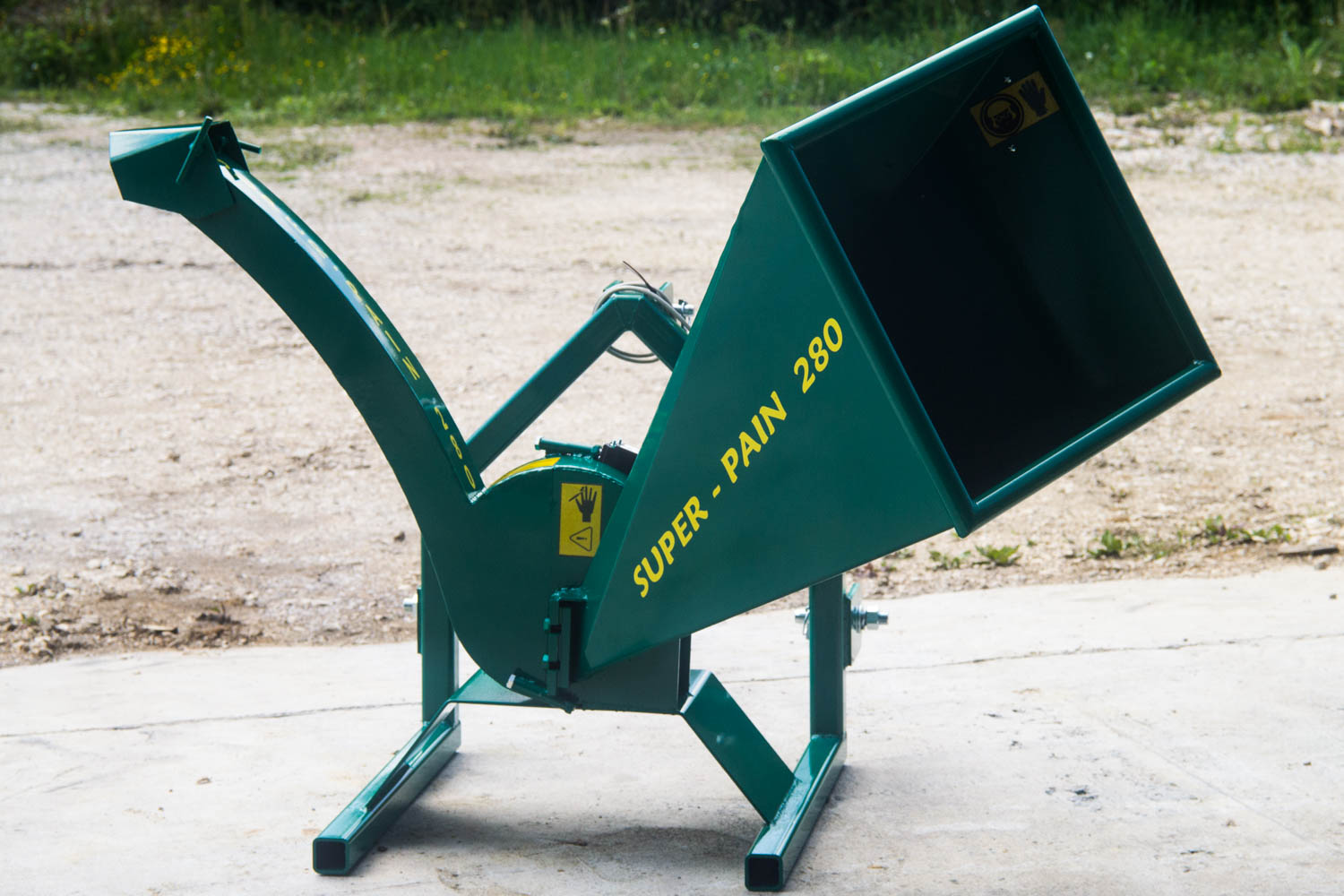 Broyeur de végétaux Super-Pain 280 adapté trois-points tracteur avec goulotte d'élévation