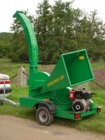 Broyeur Super-Pain 450 moteur thermique 14cv sur remorque routière avec goulotte d'élévation, vue de trois quarts arrière