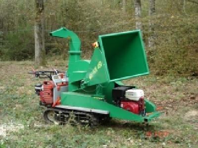 Broyeur Super-Pain 450 moteur thermique sur chenillette sans goulotte d'élévation, vue de trois quarts arrière