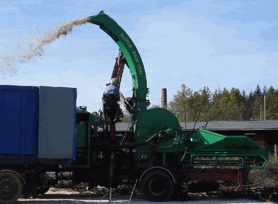 Broyeur déchiqueteur SUPER-PAIN 1700 avec moteur thermique sur châssis poids-lourd, avec table d'alimentation et avec grue
